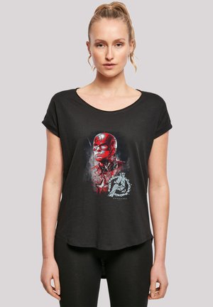 Schwarzes T-Shirt mit kurzen Ärmeln, das ein markantes Grafikdesign eines Charakters mit rotem Helm und Rüstung sowie dem Logo von "Avengers: Endgame" zeigt.
