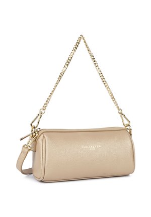 Sac à main cylindrique en cuir texturé beige avec bandoulière chaîne dorée et fermeture éclair, marqué « LANCASTER PARIS » à l'avant.