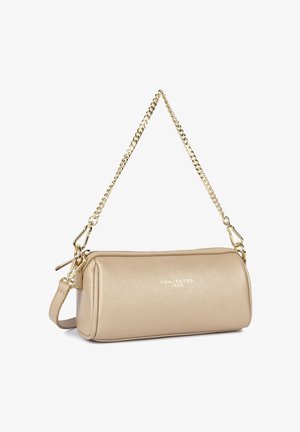 Sac à main cylindrique en cuir texturé beige avec bandoulière chaîne dorée et fermeture éclair, marqué « LANCASTER PARIS » à l'avant.