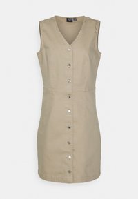 Vestido caqui sem mangas com decote em V e fecho de botões na parte da frente. Apresenta uma cintura ajustada e textura suave, feito de tecido de algodão macio.