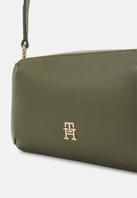 Tommy Hilfiger CHIC CAMERA BAG - Axelremsväska - utility olive