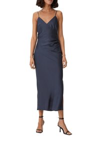 Navy satijnen midi-jurk met dunne bandjes, V-hals, geplooid detail bij de taille, een zijsplit en een vloeiende silhoët.