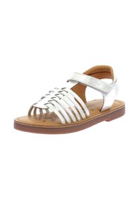 Sandalias de color plata metálico con múltiples correas trenzadas, una correa en el tobillo con hebilla y una suela marrón. Textura de cuero suave con plantilla contorneada.