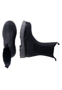 Botas negras hasta el tobillo hechas de material suave con un acabado texturizado. Presentan una suela translúcida gris y paneles laterales elásticos para facilitar su uso.