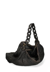 Zwarte geweven handtas met een gevlochten handvat, voorzien van messing hardware en een binnenzak met gestreepte voering. Zacht, textuurmateriaal.