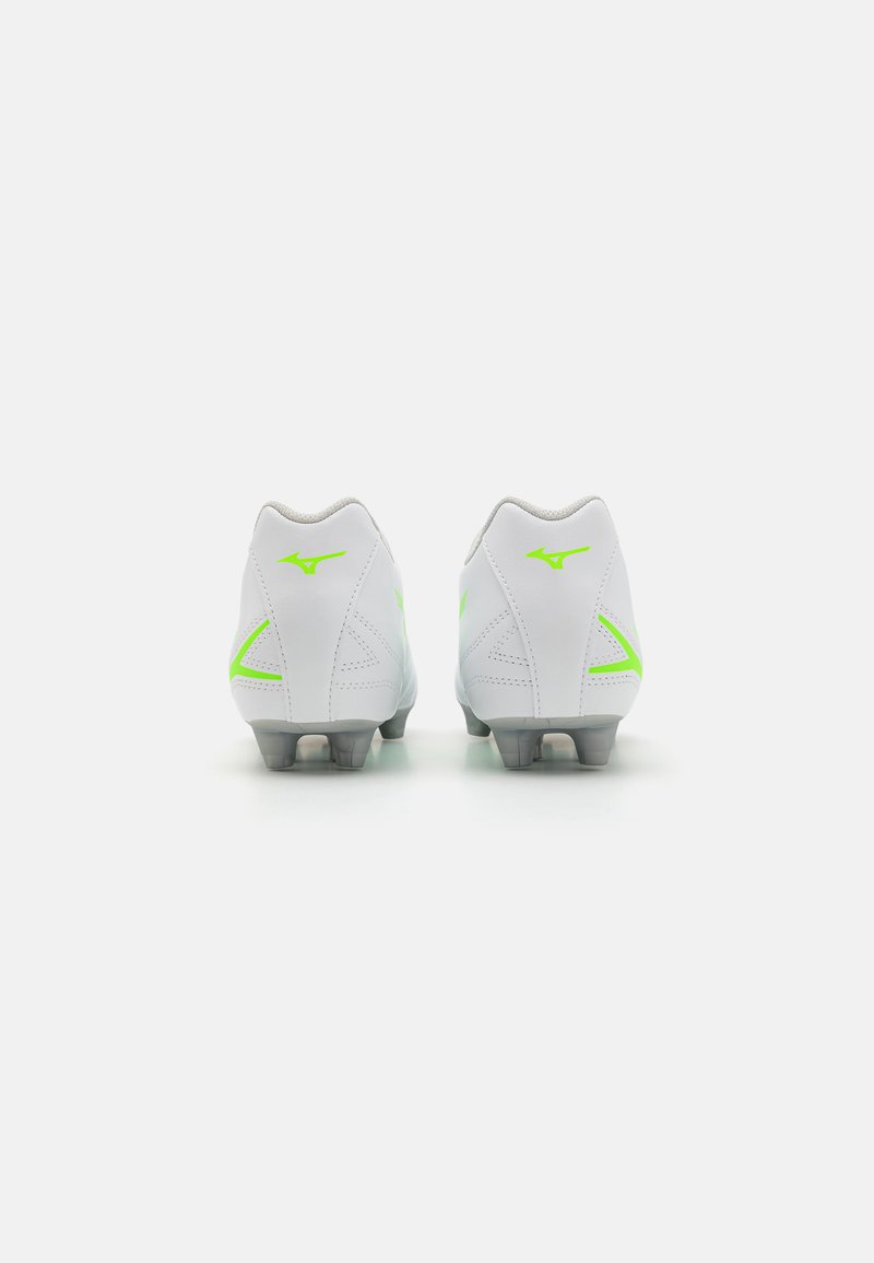 Chaussures de football en matériau synthétique blanc avec des accents vert fluo. Présentent un design incurvé et des crampons gris moulés au fond.