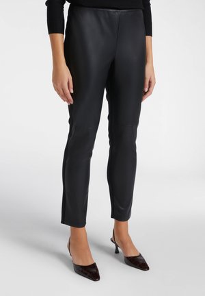 - Spodnie materiałowe