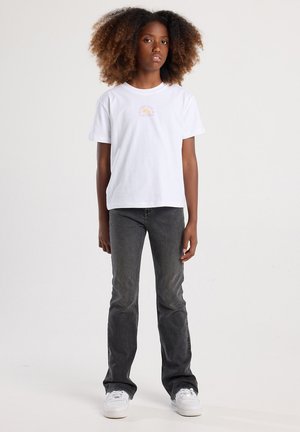 Witte katoenen t-shirt met een pastel zon grafiek, gecombineerd met donkergrijze jeans en witte sneakers, met een relaxed fit en rechte pijpen.