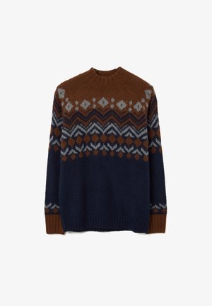 Suéter tejido con un patrón geométrico en tonos marrón, azul y gris. Presenta un cuello redondo y puños marrones contrastantes. Textura suave, peso medio.