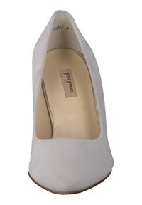Chaussure à talon haut pour femmes en daim gris clair avec bout pointu et semelle intérieure beige portant l'inscription « paul green ».