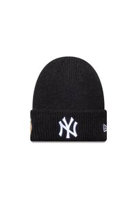 Černá pletená čepice s ohnutým lemem, na přední straně se bílou vyšívanou logem New York Yankees a texturovaným povrchem.