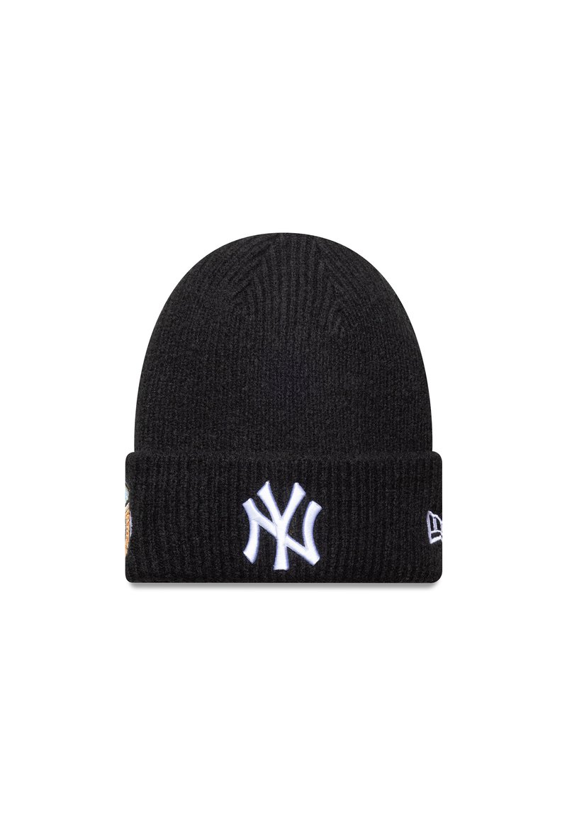 Černá pletená čepice s ohnutým lemem, na přední straně se bílou vyšívanou logem New York Yankees a texturovaným povrchem.