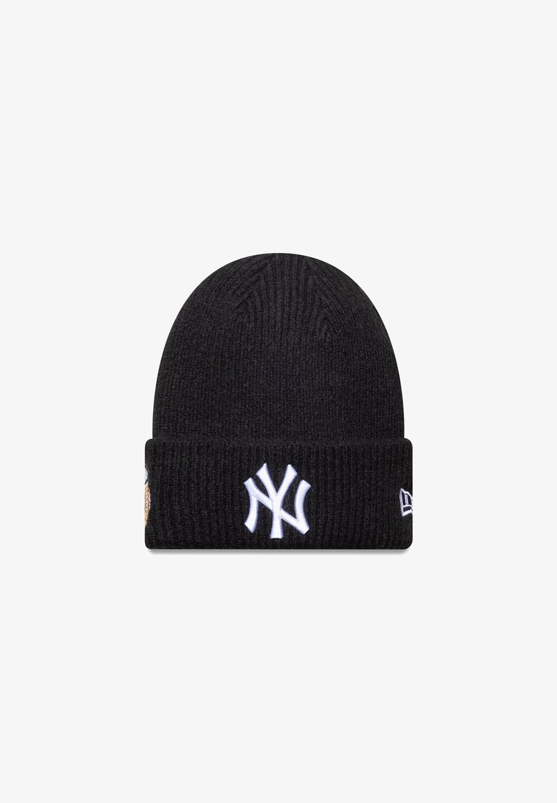 Crna pletena kapa s preklopom, koja na prednjem dijelu ima bijeli izvezeni logo New York Yankees-a i teksturiranu površinu.