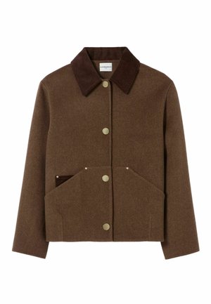 Veste en laine marron avec un col en velours côtelé, de grandes poches avant et des fermetures à pression. Le tissu a une texture douce et un design court.