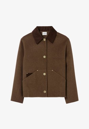 Giacca di lana marrone con colletto in corduroy, grandi tasche frontali e chiusure a snap. Il tessuto ha una consistenza morbida ed è progettato con un taglio corto.