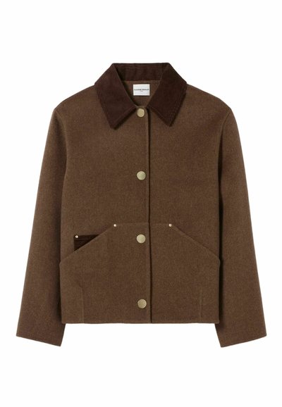 Veste en laine marron avec un col en velours côtelé, de grandes poches avant et des fermetures à pression. Le tissu a une texture douce et un design court.