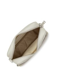 Busta in pelle grigia chiara con doppia cerniera, caratterizzata da una texture liscia e una fodera interna beige. Design compatto con bordi morbidi.