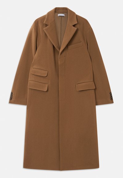 Langer, kamelbrauner Wollmantel mit breiten Revers, drei Klappentaschen, vier dunklen Knöpfen an den Manschetten und verdecktem Frontverschluss.