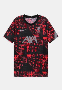 Camiseta corta de manga en rojo y negro con un estampado abstracto. Presenta un cuello redondo, el logo de Nike y el emblema del LFC con "AXA" en plata en la parte delantera.