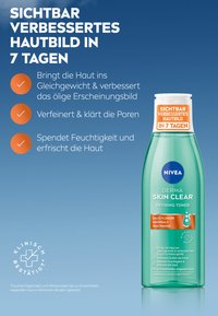 Klare Kunststoffflasche mit Nivea Derma Skin Clear Refining Toner. Grünes Liquid darin. Weißer Deckel. Blaue und orangefarbene Etiketten mit Text und Symbolen.
