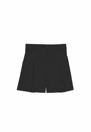 Pantaloni corti neri a pieghe realizzati in tessuto liscio, con chiusura frontale a bottone e linee pulite, dal design a gamba dritta.