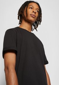 Calvin Klein Jeans BADGE TURN UP SLEEVE - T-shirts print - black