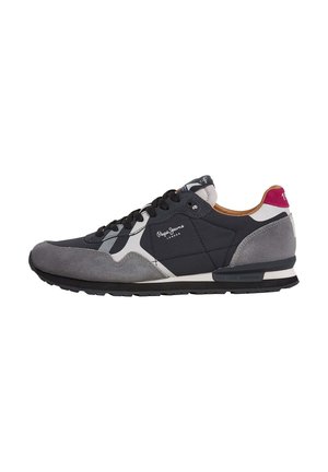 Baskets basses noires, grises, blanches et bordeaux avec des lacets noirs et le logo Pepe Jeans sur le côté.