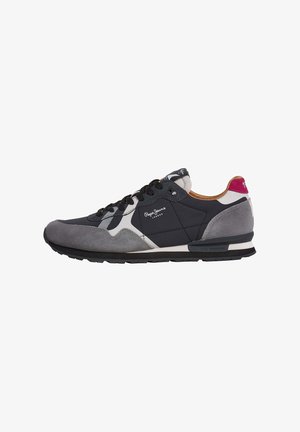 Niskie sneakersy w kolorach czarnym, szarym, białym i burgundowym z czarnymi sznurowadłami i logo Pepe Jeans po boku.