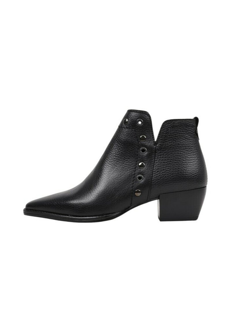 Bota de cuero negro hasta el tobillo con punta afilada, superficie texturada y ojales decorativos de tono plateado a lo largo del costado. Tacón bajo en bloque.