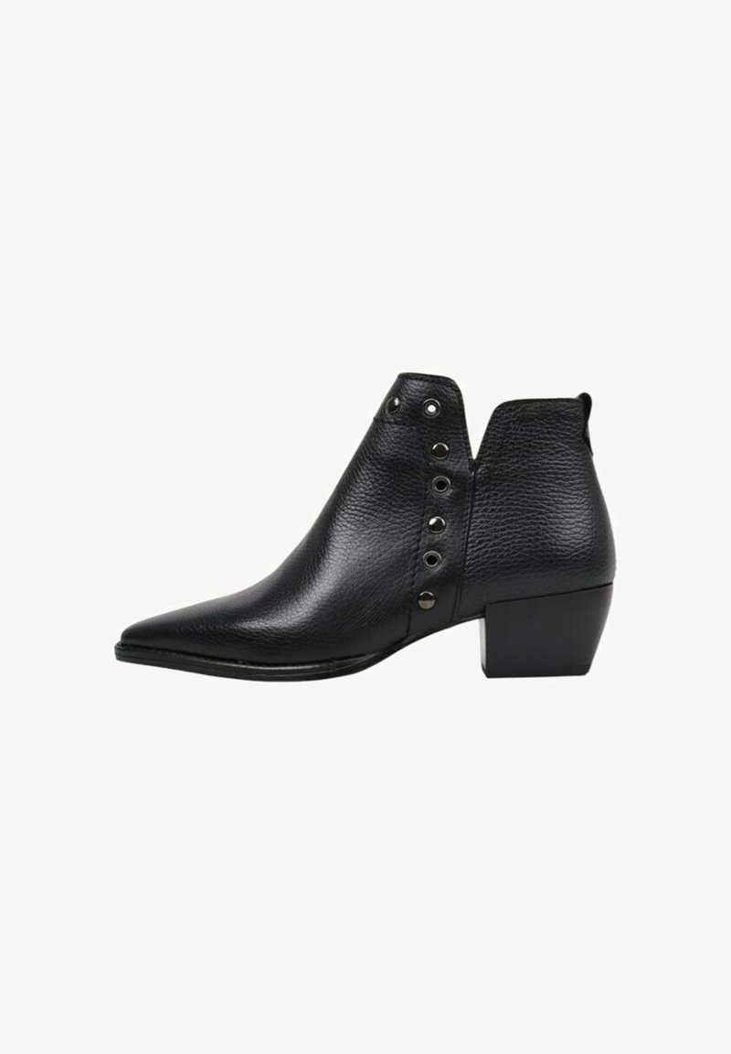 Bota de cuero negro hasta el tobillo con punta afilada, superficie texturada y ojales decorativos de tono plateado a lo largo del costado. Tacón bajo en bloque.