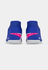 Μπλε αθλητικά παπούτσια με σχέδιο υψηλού πάνω μέρους, ροζ λεπτομέρειες και υφασμένο λαστιχένιο πέλμα. Ομαλό, αναπνεύσιμο υλικό με εφαρμογή που αγκαλιάζει το πόδι.