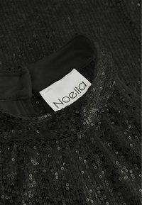 Čierne šaty s trblietavým povrchom, okrúhlym výstrihom a jemnou látkou. Štítok hlási "Noella". Textúra vyzerá lesklo s výraznými trblietkami.