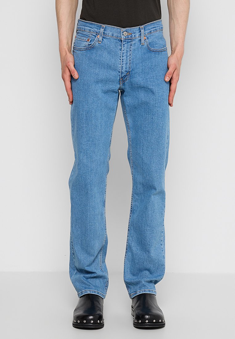Jeans en denim bleu clair avec une coupe droite, dotés d'une fermeture à boutons, de cinq poches et de détails de couture contrastants.