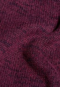 Burgundowy materiał teksturowany z falistym wzorem, z miękką, aksamitną powierzchnią i subtelnym połyskiem, odbijającym światło w sposób zmienny.