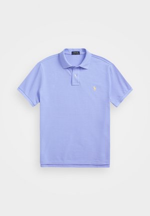 Polo shirt di un leggero viola con maniche corte, due bottoni e un piccolo logo giallo ricamato sul petto.