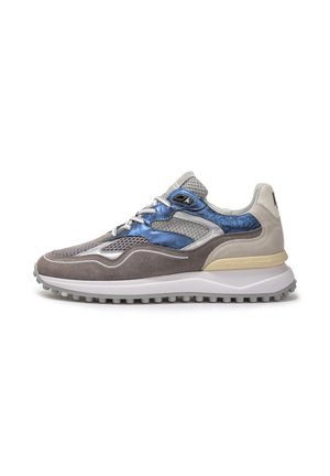 Graue und blaue Sport sneaker aus strukturiertem Wildleder, mit Mesh-Details und einer weißen Zwischensohle. Verfügt über ein gemustertes Paneel und eine markante Schnürung.
