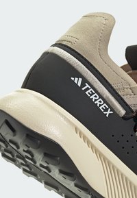 Adidas Terrex VOYAGER 21 TRAVEL - Sapatos de caminhada - beige/wonder white/semi impact orange