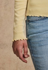 Next Pikkade varrukatega topp - citrine yellow