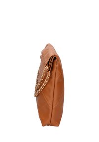 Borsa in pelle color tan con design trapuntato, tracolla in oro e parte superiore morbida e piegata. Le dimensioni suggeriscono una forma strutturata di medie dimensioni.