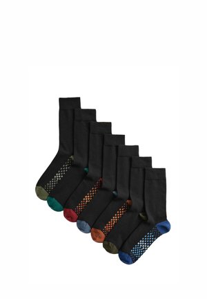 Siete pares de calcetines negros con dedos y talones de colores, cada uno con un patrón de cuadros en varios colores a los lados.