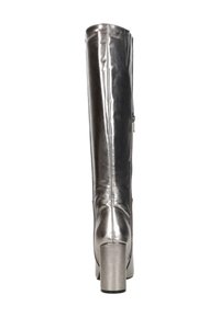 Kniehoge metalen zilveren laarzen met een gladde afwerking, stevige blokhak en een rits aan de zijkant voor gemakkelijk aan- en uittrekken.