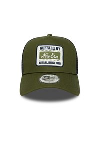 Gorra verde oliva hecha de tela con una parte superior redondeada, visera plana, lados de malla negra y un parche rectangular que muestra "New Era" y "Buffalo, NY."