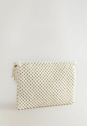 Hæklede clutch-taske i off-white, med et struktureret, vævet mønster og flettede snorelukninger med perle-accenter. Rektangulær form.