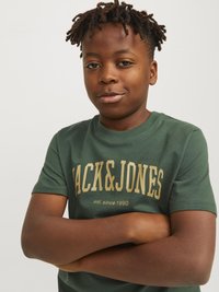 Jack & Jones Junior JJEJOSH CREW NECK - Camiseta estampada - dark green