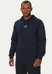 Felpa navy in misto cotone con tasca frontale e cordino regolabile. Presenta un logo sul petto e polsini e orlo a coste.