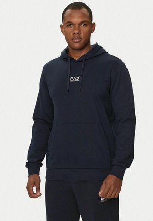 Felpa navy in misto cotone con tasca frontale e cordino regolabile. Presenta un logo sul petto e polsini e orlo a coste.