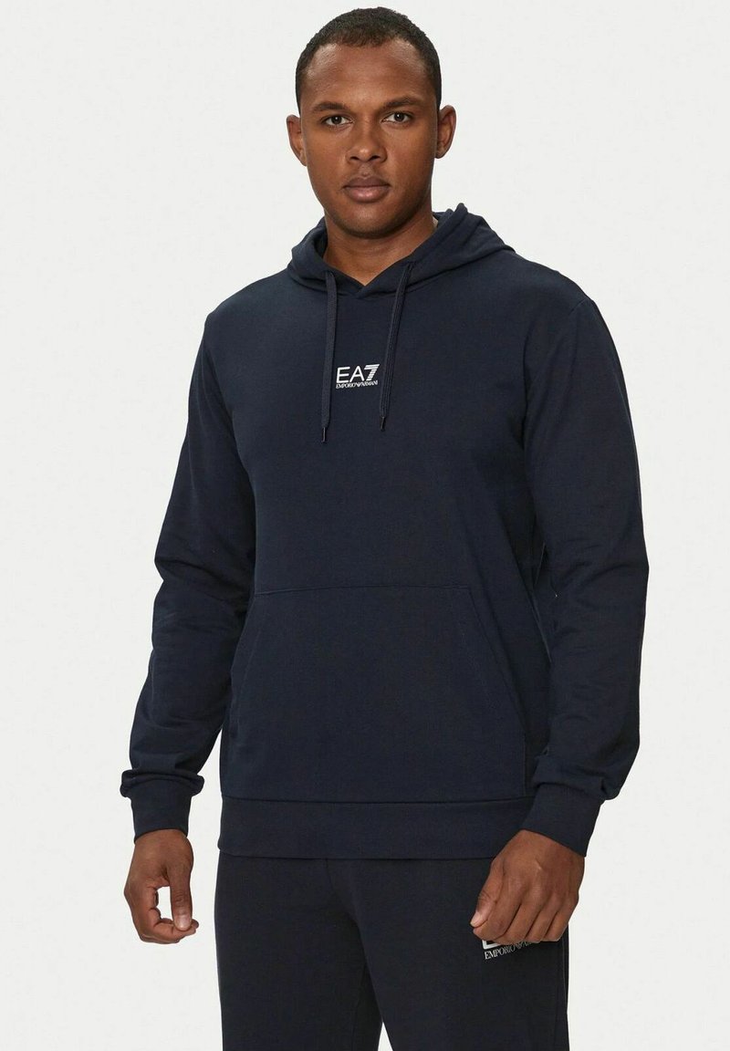 Felpa navy in misto cotone con tasca frontale e cordino regolabile. Presenta un logo sul petto e polsini e orlo a coste.
