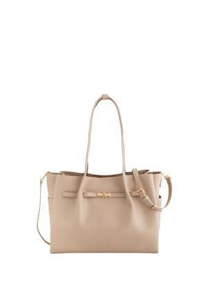 Sac fourre-tout en cuir beige avec deux poignées supérieures, bandoulière ajustable et détail de boucle dorée sur la ceinture avant.