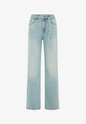 Gaiši zilas platnes kājas džinsi ar augstu jostasvietu, izgatavoti no denima, ar sasietu jostu un minimāliem nodiluma efektiem, nodrošinot tīru izskatu.