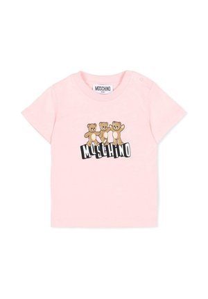T-shirt da bambino rosa chiaro con tre orsetti sorridenti sopra la parola "Moschino" in lettere nere e bianche in grassetto.